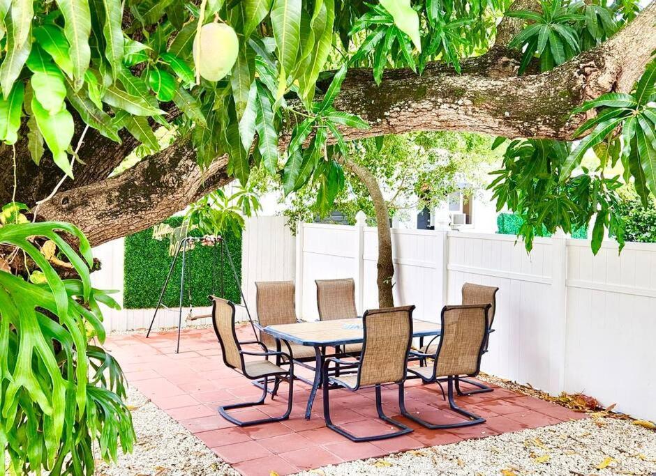 מיאמי Comfy & Updated Apartment Centrally Located Minutes Away From Everything! מראה חיצוני תמונה